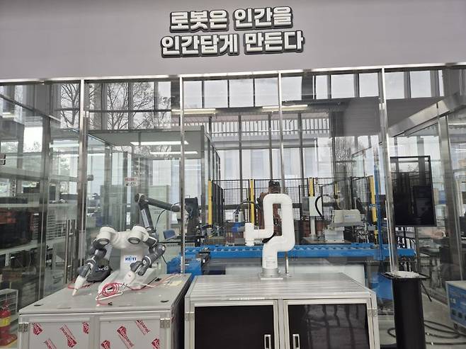 14일 서울 강남구 로봇플러스 테스트필드 내부에 전시된 로봇 위로 '로봇은 인간을 인간답게 만든다'는 문구가 적혀 있다. 사진=연지안 기자