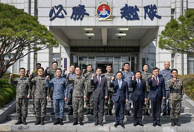 김선호 국방부장관 직무대행과 2함대사령관(사진 앞줄 왼쪽에서 4번째)를 비롯한 관계관 기념사진 촬영하고 있다. 국방부 제공