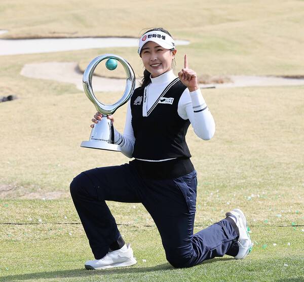 2025년 한국여자프로골프(KLPGA) 투어 신설 대회인 iM금융오픈 우승을 차지한 김민주 프로가 우승 트로피를 들고 기념촬영하는 모습이다. 사진제공=KLPGA
