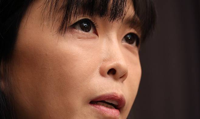 구연경 엘지(LG)복지재단 대표가 13일 오후 서울 중구 롯데호텔에서 상속회복청구 소송 관련 입장을 밝히고 있다. 김혜윤 기자 unique@hani.co.kr