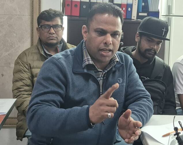 15일 울산이주민센터에서 만난 스리랑카 이주노동자 찬나 차라즈가 현대중공업 조선용접공으로 일하다 퇴사한 뒤 새로운 일자리를 구하는 게 어렵다고 말하고 있다. 주성미 기자