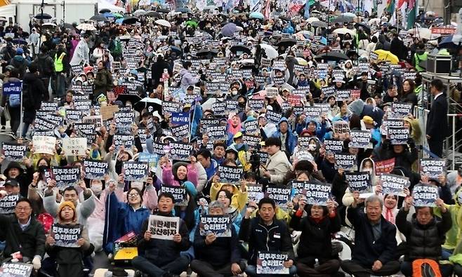 ‘윤석열 즉각퇴진·사회대개혁 비상행동’(비상행동)이 지난 5일 오후 서울 경복궁 동십자각에서 연 ‘승리의날 범시민대행진’에서 참석자들이 민주주의 승리를 외치고 있다. 김경호 선임기자 jijae@hani.co.kr