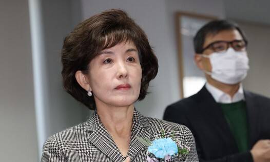 지난해 12월10일 열린 진실화해위원장 취임식에서 박선영 위원장이 황인수 조사1국장(오른쪽)과 함께 국민의례를 하고 있다. 한겨레 자료사진