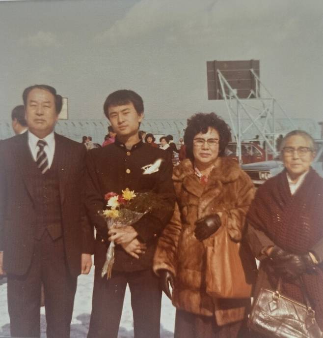 고 이윤성(왼쪽서 두번째)씨가 1981년 2월 경기고를 졸업할 때 가족들과 찍은 기념사진. 왼쪽부터 아버지 이명률, 어머니 박정선, 외할머니 함복녀씨. 이인효씨 제공