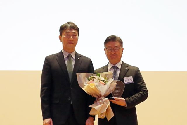 2월 27일 금융감독원이 주관하는 ‘1사1교 금융교육 우수 사례 시상식’에서 금융감독원장상을 수상한 뒤 이복현(왼쪽) 금융감독원장과 조문일 신한카드 고객총괄책임 상무가 기념사진을 촬영하고 있다. 신한카드 제공