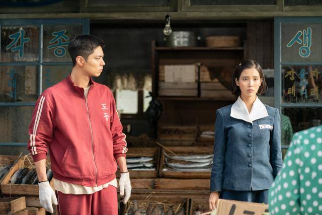 늘 오애순(아이유)의 곁을 지키는 젊은 날의 관식(박보검). 넷플릭스 제공