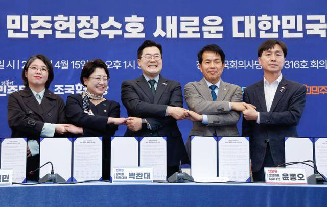 용혜인(왼쪽부터) 기본소득당 대표, 김선민 조국혁신당 대표 권한대행, 박찬대 더불어민주당 대표 직무대행 겸 원내대표, 윤종오 진보당 상임대표 직무대행, 한창민 사회민주당 대표가 15일 서울 여의도 국회에서 열린 내란종식 민주헌정수호 새로운 대한민국 원탁회의에 참석해 2차 선언문에 서명한 뒤 기념 촬영하고 있다. 야5당은 내란특검 실시, 반헌법행위 특별조사위원회 설치, 대선 직후 교섭단체 요건 완화를 마무리하고 결선투표제 도입, 권력기관 개혁 추진 등을 합의했다. 뉴스1