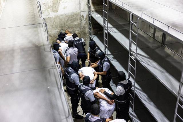 베네수엘라 범죄조직 트렌 데 아라구아 및 MS-13 조직원으로 분류돼 미국에서 추방된 범죄자들이 12일 엘살바도르 테콜루카에 있는 테러감금센터(CECOT)에 수감되고 있다. 테콜루카=로이터 연합뉴스