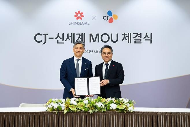 <yonhap photo-3056="">2024년 6월 신세계그룹-CJ그룹의 사업제휴 합의서 체결식 모습. 신세계 제공</yonhap>