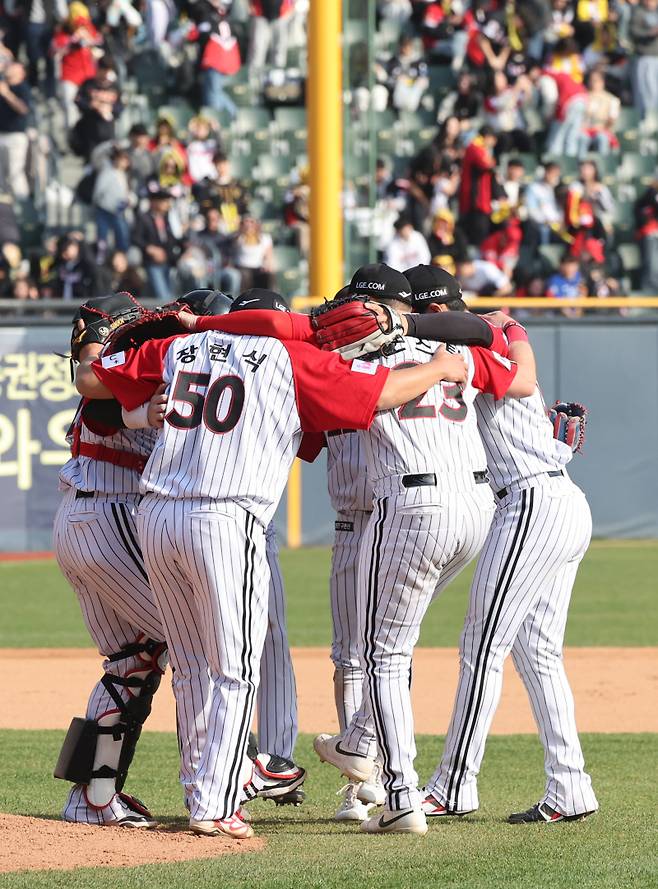 2025 KB0리그 프로야구 LG트윈스와 KIA타이거즈의 경기가 6일 오후 서울 잠실야구장에서 열렸다. 5대 1로 승리, 11경기 만에 10승을 달성한 LG선수들이 경기 종료 후 자축하고 있다. 잠실=김민규 기자 mgkim1@edaily.co.kr /2025.04.06/