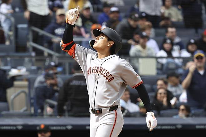 <yonhap photo-4263=""> San Francisco Giants' Jung Hoo Lee reacts after hitting a three run home run during the sixth inning of a baseball game against the New York Yankees Sunday, April 13, 2025, in New York. (AP Photo/Pamela Smith)/2025-04-14 06:51:17/ <저작권자 ⓒ 1980-2025 ㈜연합뉴스. 무단 전재 재배포 금지, AI 학습 및 활용 금지></yonhap>