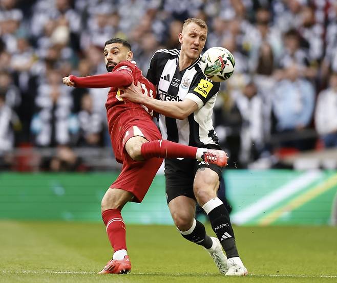 뉴캐슬 수비수 댄 번(오른쪽)이 모하메드 살라를 수비하는 모습. 사진=EPA 연합뉴스