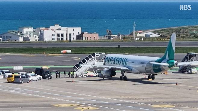 제주에서 출발하려던 에어서울 RS902편 여객기가 활주로에 멈춰 있는 모습 (사진, 오일령 기자)