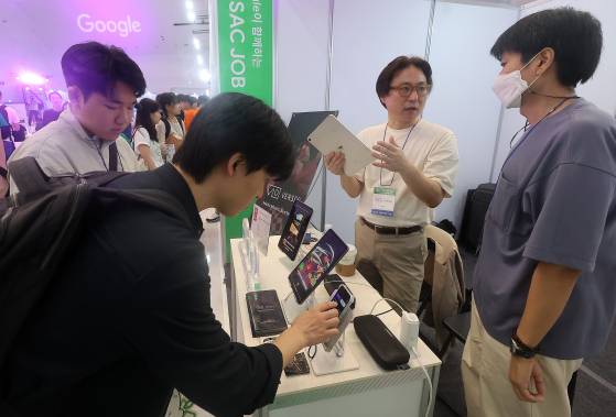 지난해 8월 서울 중구 동대문디자인플라자(DDP)에서 열린 개발자 채용박람회에서 취업준비생들이 상담을받고 있다. 뉴스1