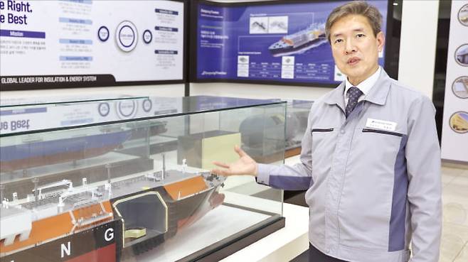최용석 동성화인텍 대표가 14일 경기도 안성시 미양면 제1공장 쇼룸에서 멤브레인 타입 LNG 운반선 화물창 모형을 보며 설명하고 있다.  안성=은정진 기자