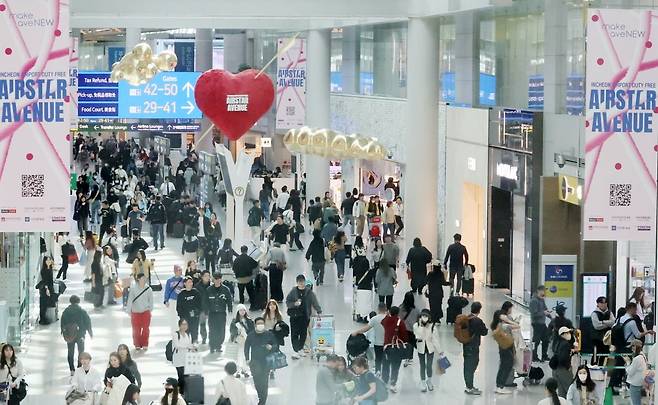 인천국제공항 제1터미널 면세구역에서 여행객들이 발걸음을 옮기고 있다./사진=이솔 기자