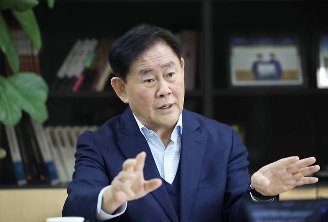 최경환 전 경제부총리가 14일 서울 서대문구 연세대학교 상경대 건물에서 본지와 인터뷰하고 있다.  /사진=이솔 기자