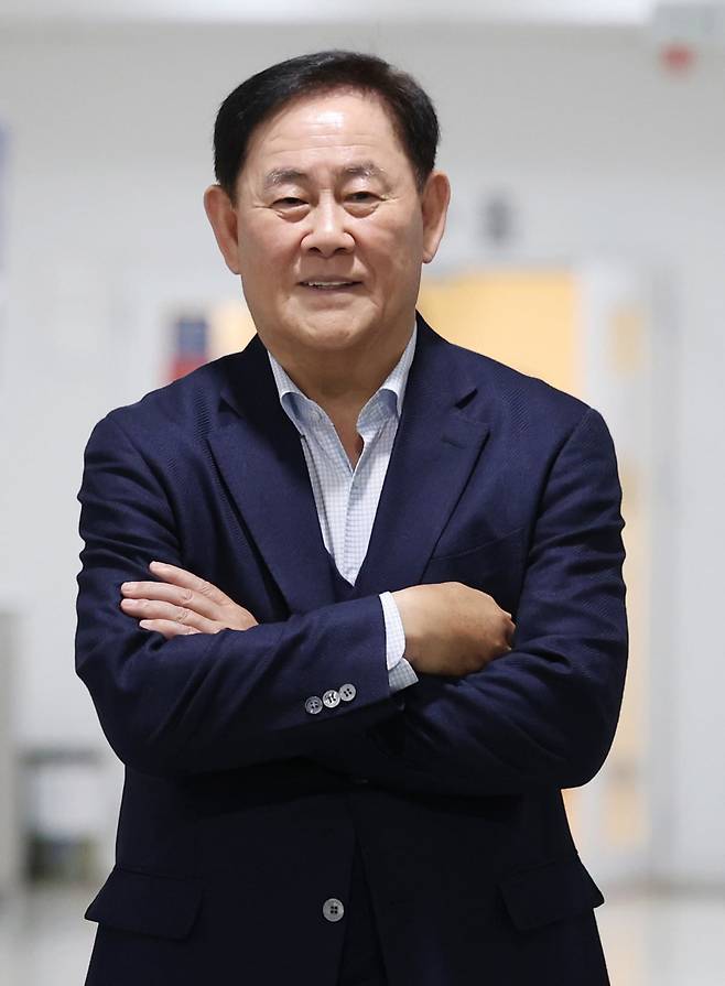 최경환 전 경제부총리가 14일 서울 서대문구 연세대학교 상경대 건물에서 본지와 인터뷰하고 있다.  /사진=이솔 기자