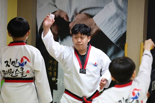 이승윤 선수가 다니는 태권도 학원에서 순발력을 키우기 위한 공 잡기 훈련을 하고 있다.