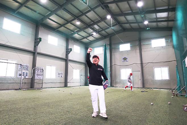 이승윤 선수가 공을 던져 야구 배트를 쓰러트린 후 기뻐하며 세레머니 하고 있다.