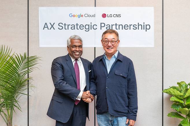 현신균 LG CNS 사장(오른쪽)과 토마스 쿠리안 구글 클라우드 최고경영자가 클라우드 기반 AX 사업 다각화를 논의한 후 기념촬영을 하고 있다. LG CNS 제공