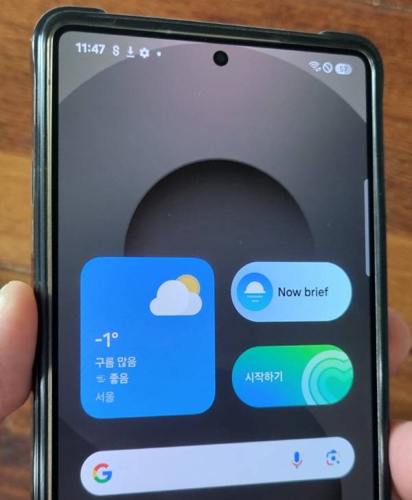 갤럭시S25 울트라에 나타난 One UI7과 나우 브리프 등 선탑재 앱 모습. 정옥재 기자