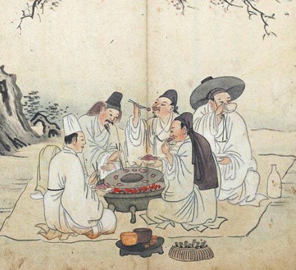 김홍도의 ‘춘절 야유도’. 전립투로 보이는화로에 고기를 구워 먹고 있다.