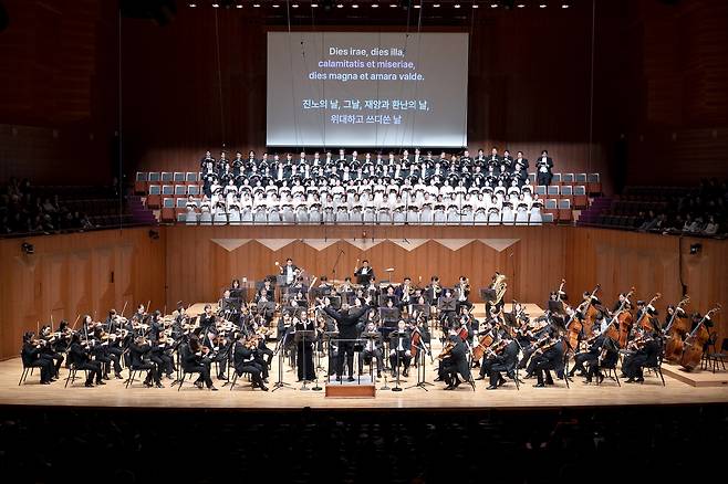 Italian maestro Roberto Abbado leads the Korean National Symphony Orchestra in a performance of Verdi’s “Requiem," at the Seoul Arts Center, March 9. (KNSO)