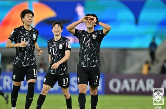 Korea's Kim Ji-sung, right, celebrats during the 2025 AFC U-17 Asian Cup quaterfinals against Tajikistan at Prince Abdullah Al-Faisal Stadium in Jeddah, Saudi Arabia on April 14. [KFA]
