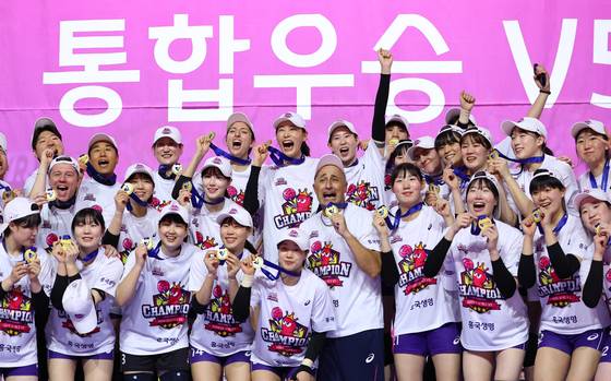 The Heungkuk Life Insurance Pink Spiders celebrate winning the 2024-25 V League Championship at Incheon Samsan World Gymnasium in Incheon on April 8. [YONHAP]