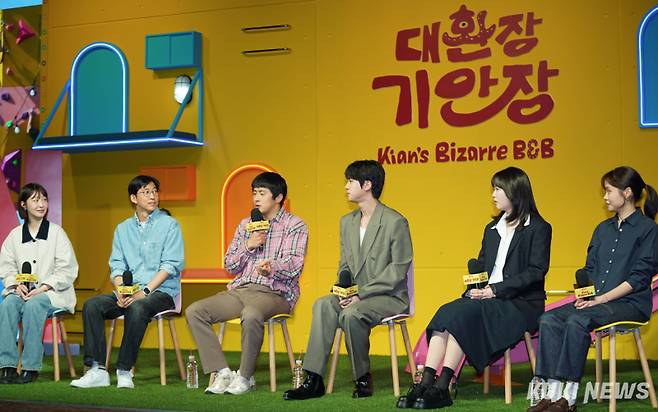 황윤서(왼쪽부터), 정효민 PD, 기안84, 진, 지예은, 이소민 PD가 15일 서울 종로구 JW메리어트동대문에서 열린 '대환장 기안장' 기자간담회에서 발언하고 있다.