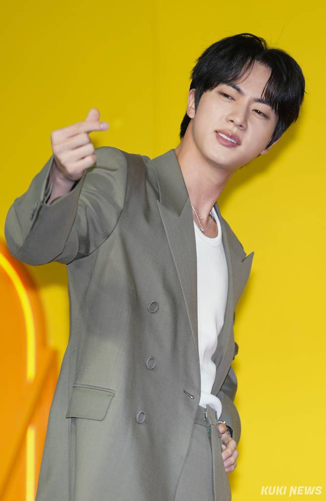 진이 15일 서울 종로구 JW메리어트동대문에서 열린 '대환장 기안장' 기자간담회에 참석해 포즈를 취하고 있다.