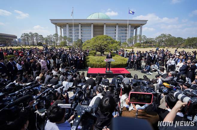 한동훈 전 국민의힘 대표가 지난 10일 서울 영등포구 국회 본청 앞 분수대에서 '제21대 대통령 선거' 출마를 선언하고 있다. 유희태 기자