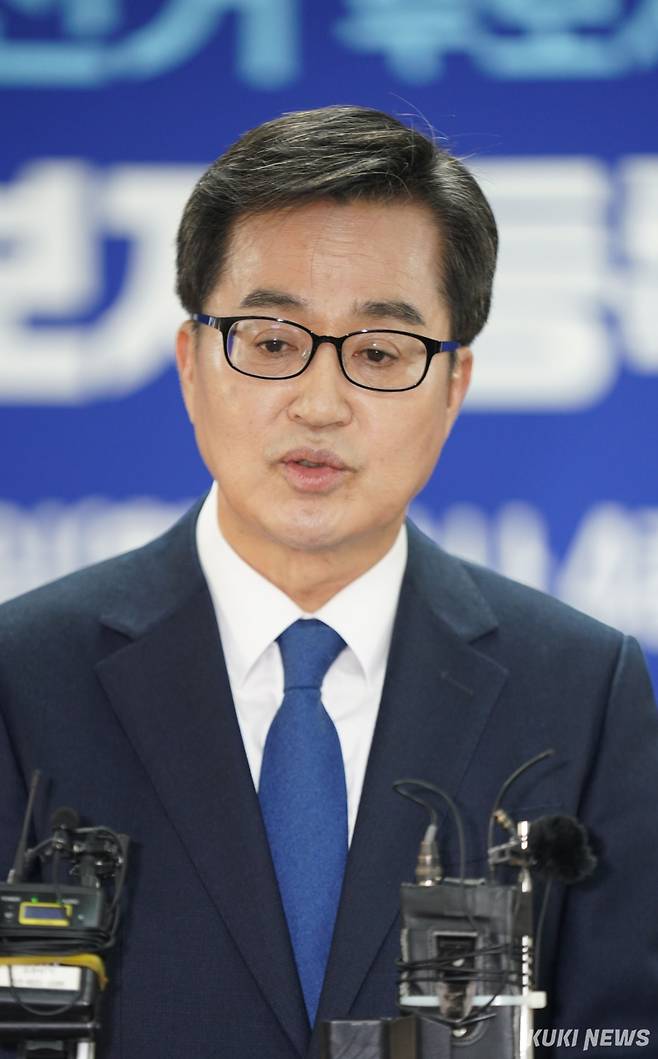 김동연 경기지사가 15일 서울 영등포구 더불어민주당 당사에서 '제21대 대통령 선거' 후보자 선출을 위한 경선 예비후보자 등록을 마치고 취재진의 질문에 답하고 있다.