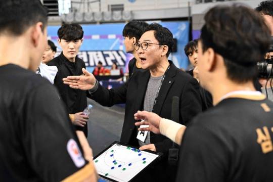 신한SOL페이 24 25 핸드볼 H리그 남자부 플렉스 5라운드 베스트팀으로 선정된 인천도시공사의 정강욱 감독과 선수들