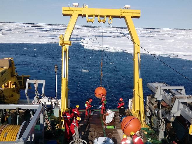 지난해 여름 조경호 박사 연구팀이 동시베리아해에서 탐사 활동을 하는 모습. 극지연구소
