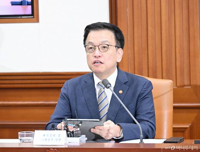[서울=뉴시스] 최상목 부총리 겸 기획재정부 장관이 15일 서울 종로구 정부서울청사에서 열린 제1차 경제안보장관회의에서 발언하고 있다. (사진=기획재정부 제공) 2025.04.15.