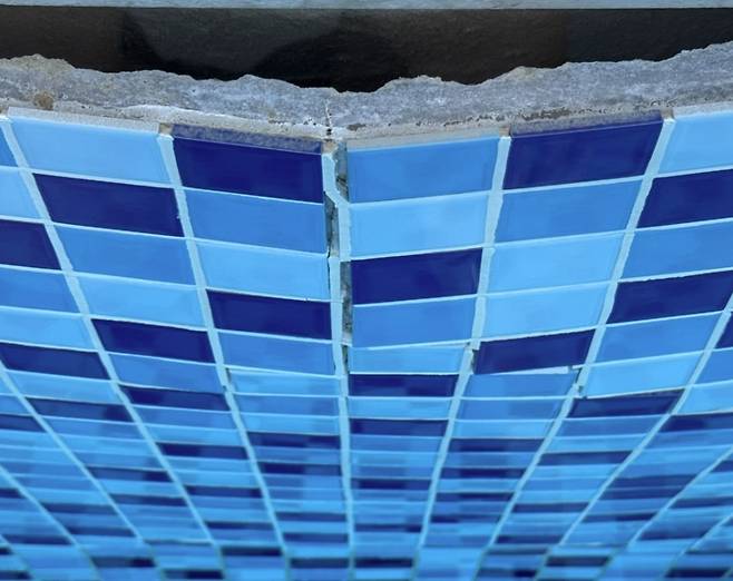 연간 회원권이 850만원에 달하는 한 5성급 호텔이 수영장 부실 관리 의혹에 휩싸였다. 26층에 위치한 수영장 내부 타일이 깨져 있고 내부 벽면이 부풀어 오른 사진이 온라인 상에 퍼지며 "무너지는 것 아니냐"는 불안감이 조성된건데 호텔 측은 "문제 없다"는 입장이다/사진=온라인 커뮤니티