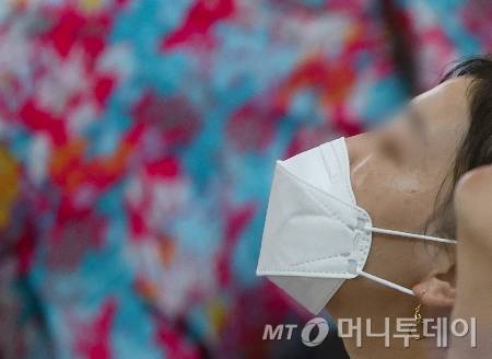 코로나19 확진자가 증가세를 보였던 2024년 8월 서울 시내 한 대학병원에서 마스크를 쓴 내원객이 대기하고 있다./사진=[서울=뉴시스] 황준선 기자