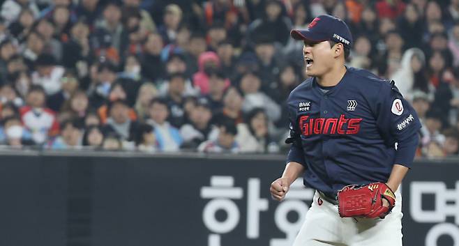 안정적인 중위권 도약을 목표로한 롯데 자이언츠가 나균안을 선발 투수로 예고했다. 사진은 2025시즌 롯데 자이언츠에서 활약한 나균안의 모습. /사진=뉴스1