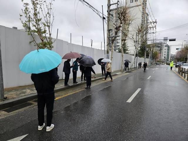14일 지반 침하가 발생한 서울 관악구 삼성동 한 재개발지역 인근 도로
