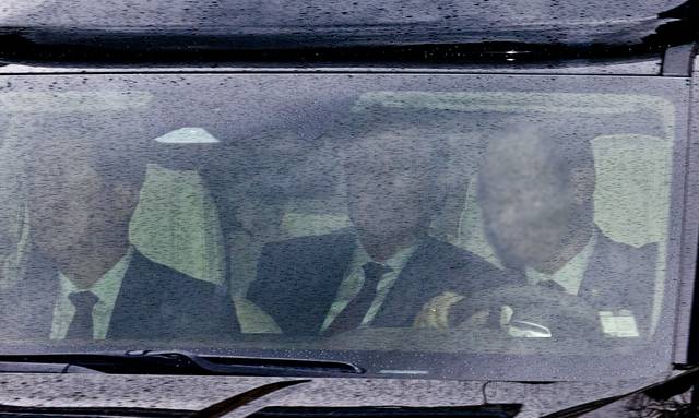 내란 우두머리 혐의로 첫 정식 형사재판을 받는 윤석열 전 대통령이 14일 오후에 열린 재판에 출석하기 위해 서울 서초구 서울중앙지방법원에 들어서고 있다.