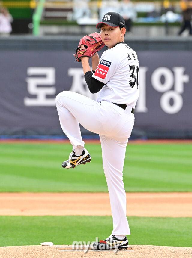 2025년 4월 13일 오후 경기도 수원KT위즈파크 진행된 '2025 신한 SOL뱅크 KBO 리그' 삼성 라이온즈와 KT 위즈의 경기. KT 선발투수 소형준이 역투하고 있다./마이데일리