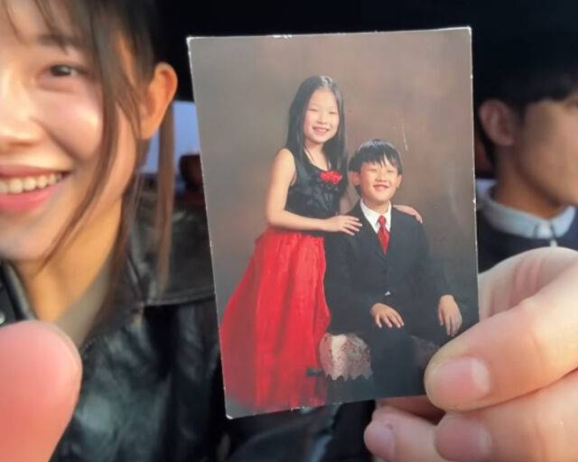 김아영이 아빠의 지갑에서 남매 사진을 발견했다. / 유튜브 '아영세상' 캡처