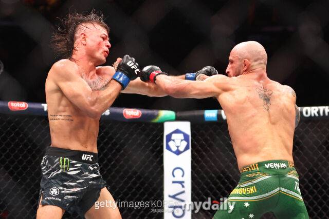 볼카노프스키(오른쪽)가 UFC 314에서 로페스를 상대로 펀치를 적중하고 있다. /게티이미지코리아