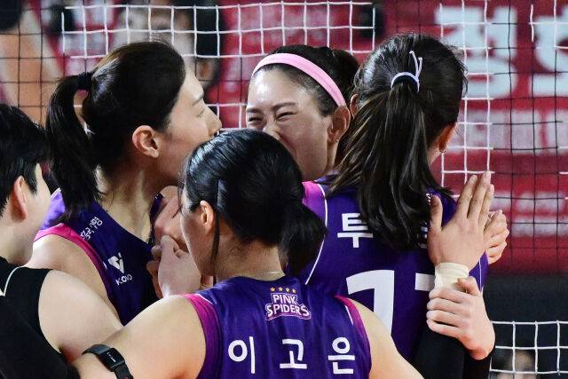 김연경이 챔피언결정전 4차전에서 극적인 블로킹을 성공시킨 김수지에게 볼 키스를 하고 있다. / 한국배구연맹(KOVO)