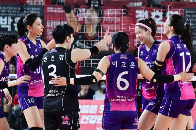 4세트 확실한 리드를 잡아가는 김수지에게 김연경과 팀 동료들이 기쁨을 표시하고 있다. / 한국배구연맹 (KOVO)