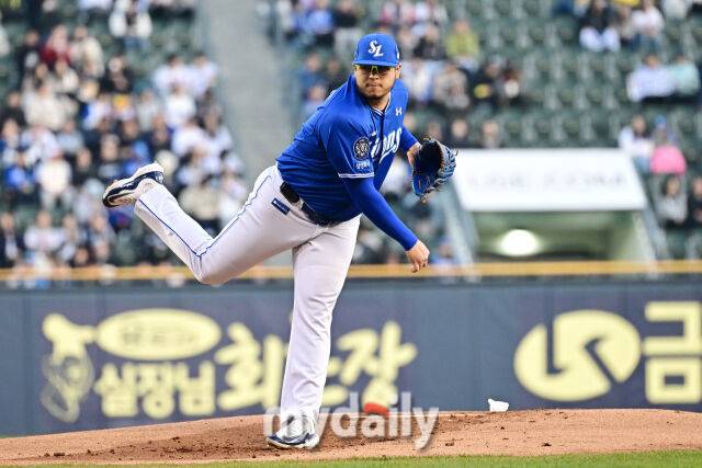 15일 서울 잠실야구장에서 열린 '2025 신한 SOL BANK KBO리그' 삼성 라이온즈와 LG 트윈스 경기.삼성 후라도가 선발로 마운드에 올라 힘차게 투구하고 있다./잠실=한혁승 기자