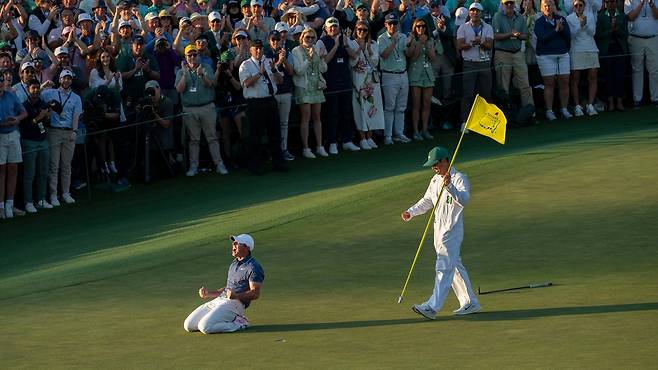 커리어 그랜드슬램의 순간을 함께 한 로리 매킬로이와 친구 해리 다이아몬드. [사진=masters.org]