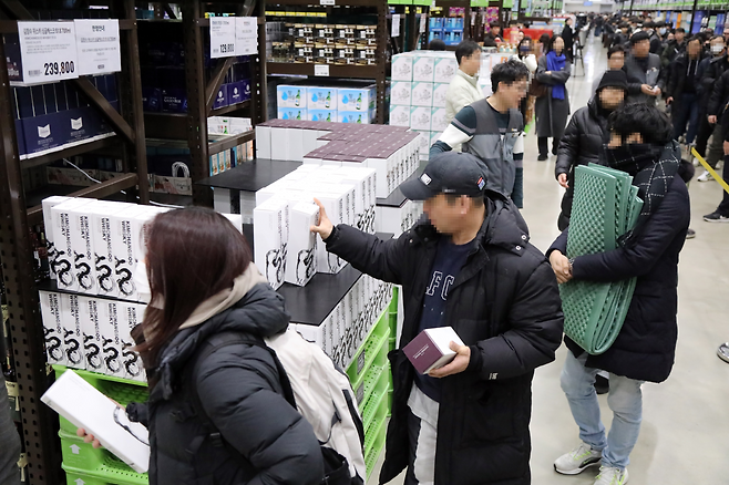 트레이더스 마곡점에서 한 소비자가 ‘김창수 위스키’를 살펴보고 있다  [이마트 트레이더스 제공]